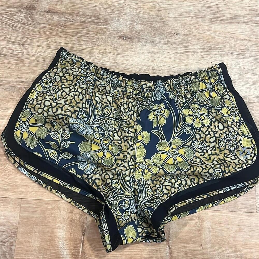 Urban outfitters without walls sport shorts size large black and yellow
